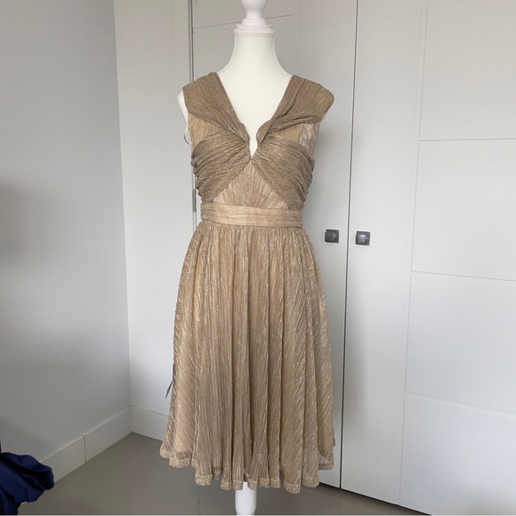 le chateau Dresses & Skirts - Elegant Gold Sleeveless Dress